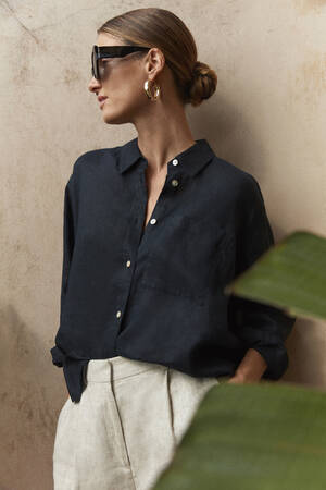 marksandspencer_SS24_Len_T520703_volna kosile z cisteho lnu_cerna_1199Kc_modelka.jpg